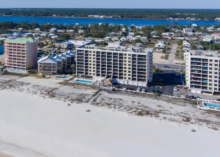 Island Winds West: Beachfront Getaway Steps From The Hangout Holiday home