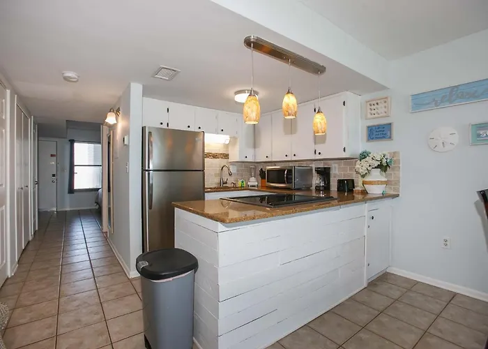 Island Winds West: Beachfront Getaway Steps From The Hangout Holiday home *