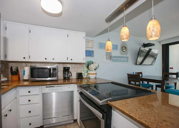 Island Winds West: Beachfront Getaway Steps From The Hangout Holiday home *