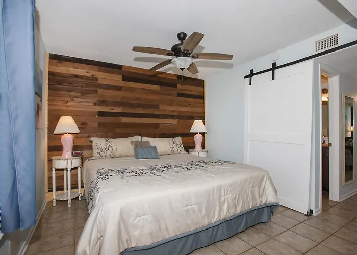 Island Winds West: Beachfront Getaway Steps From The Hangout Holiday home